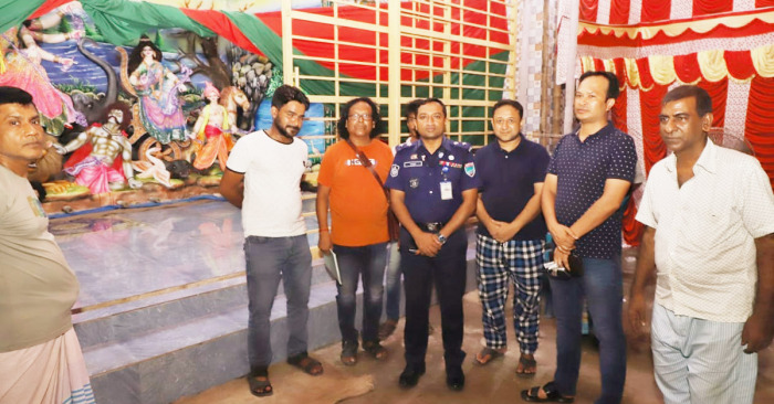 চুয়াডাঙ্গায় বিভিন্ন পূজামণ্ডপ পরিদর্শনকালে পুলিশ সুপার আব্দুল্লাহ্ আল-মামুন