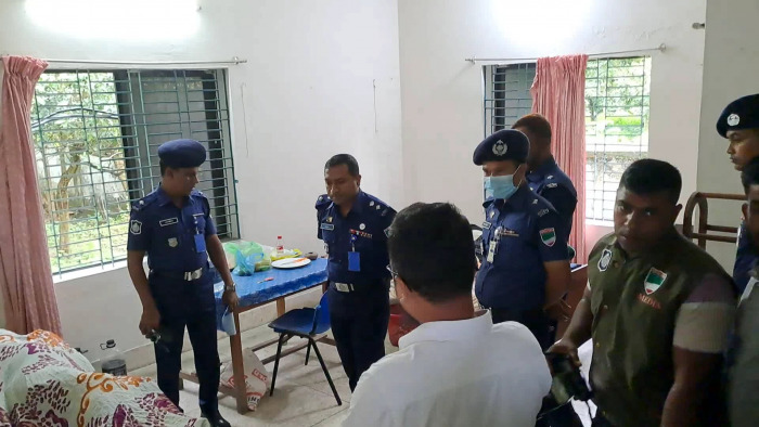 শয়নকক্ষে মিলল বিআরটিএ’র পরিদর্শকের লাশ