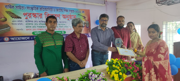 চুয়াডাঙ্গা সরকারি মহিলা কলেজে প্রতিযোগিতার পুরস্কার বিতরণকালে অধ্যক্ষ আজিজুর রহমান