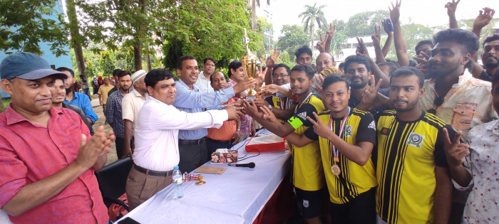 চুয়াডাঙ্গা সরকারি কলেজে আন্তঃবিভাগ ফুটবল টুর্নামেন্টের ফাইনাল খেলা ও পুরস্কার বিতরণ