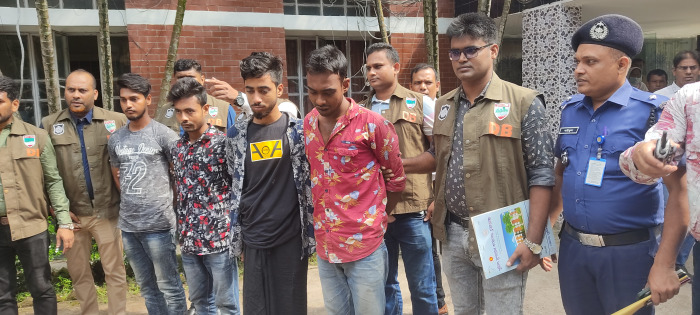 এসপি মামুনের প্রত্যক্ষ তত্ত্বাবধানে আলমডাঙ্গার ক্লুলেস জোড়া খুনের রহস্য উদ্ঘাটন, গ্রেপ্তার ৪