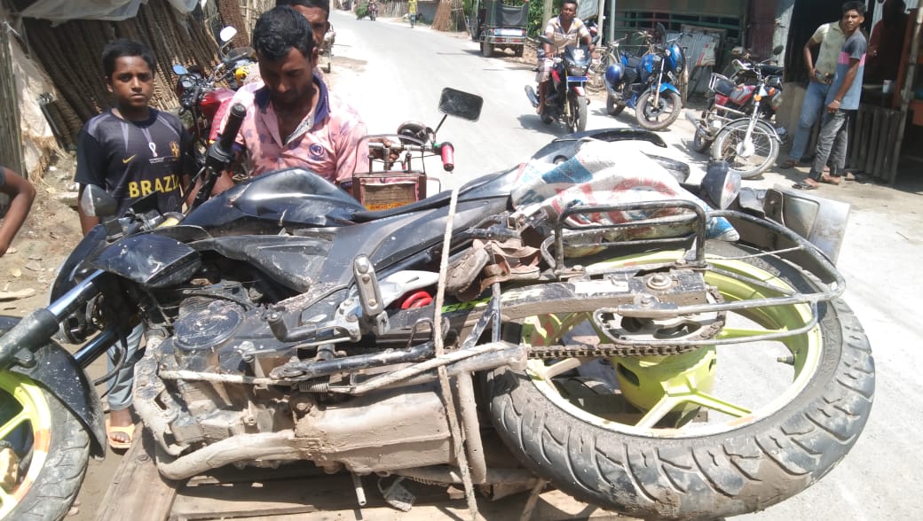 দামুড়হুদার পৃথক স্থানে মোটরাসাইকেল ও যাত্রীবাহী বাস দুর্ঘটনায় নিহত-২