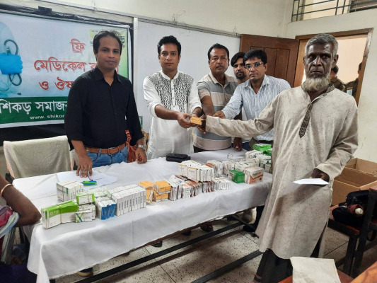 বিনামূল্যে ওষুধ বিতরণ করলেন জীবননগরের ইউএনও আরিফুল ইসলাম রাসেল ও সাংবাদিক মিঠুন মাহমুদ