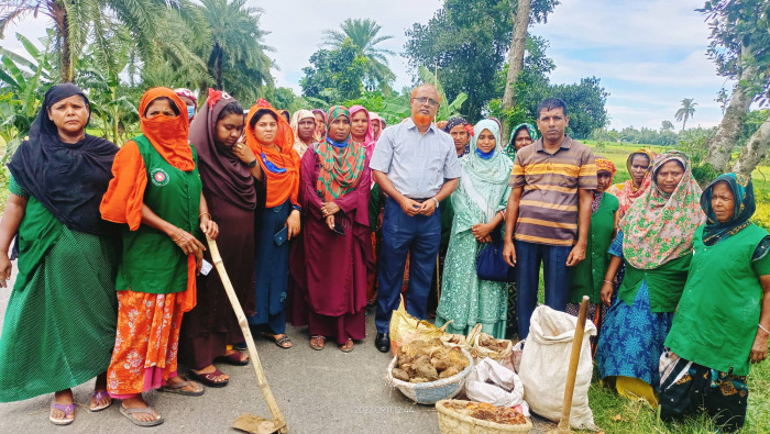 চুয়াডাঙ্গা সদরের ৩৭ কিলোমিটার রাস্তায় ১৮ হাজার তালের বীজ রোপনের শুভ উদ্বোধন