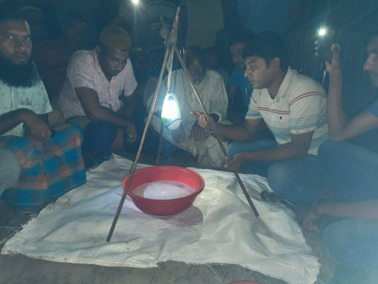 জীবননগরে ধানের পোকা দমনে আলোক ফাঁদ স্থাপন