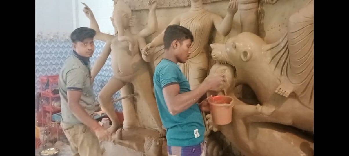 জীবননগরে চলছে শারদীয় দূর্গাপূজার শেষ মুহূর্তের প্রস্তুতি