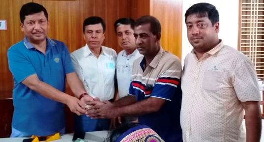 চুয়াডাঙ্গায় দুর্গোৎসব উদ্যাপনে শুভেচ্ছা উপহার বিতরণকালে টোটন জোয়ার্দ্দার