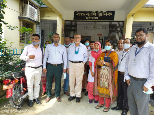 চুয়াডাঙ্গায় স্বাস্থ্যবিষয়ক কার্যক্রম তদারকিকালে স্বাস্থ্য অধিদপ্তরের কর্মকর্তা ডা. খুরশীদ আলম
