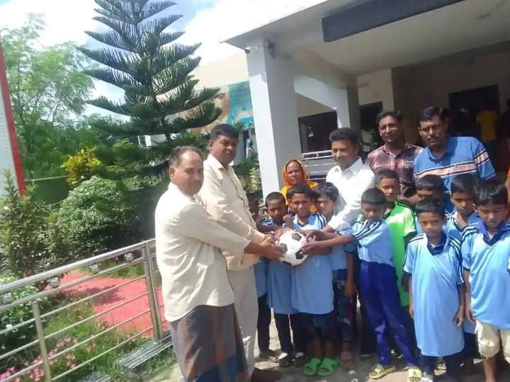 তিতুদহ ইউনিয়ন পরিষদের উদ্যোগে খেলার সামগ্রী বিতরণ
