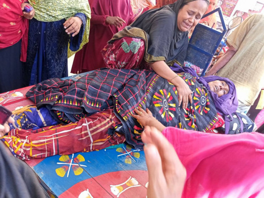 গাংনীতে মোটরসাইকেলের ধাক্কায় গৃহবধূর মর্মান্তিক মৃত্যু