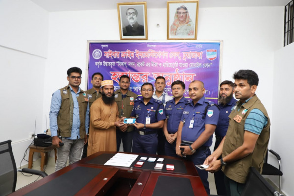 সাইবার ক্রাইম ইনভেস্টিগেশন সেল কর্তৃক হারানো মোবাইল ও বিকাশের টাকা উদ্ধারপূর্বক আনুষ্ঠানিক হস্তান্তর