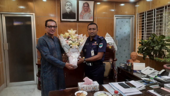 নবাগত পুলিশ সুপার আব্দুল্লাহ আল মামুনের সঙ্গে কৃতী ব্যবসায়ী বাবু দিলীপ কুমার আগরওয়ালার সাক্ষাৎ