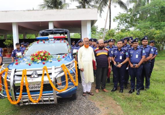 চুয়াডাঙ্গায় অবসরে যাওয়া সদস্যদের সুসজ্জিত গাড়িতে বাড়ি পৌঁছে দিল জেলা পুলিশ