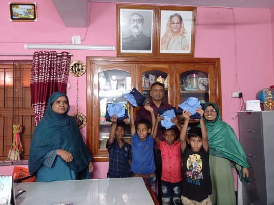 চুয়াডাঙ্গায় গরীব মেধাবী শিক্ষার্থীদের মধ্যে পোশাক বিতরণ