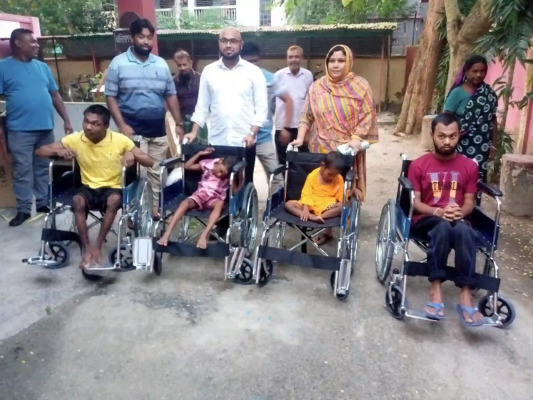 চুয়াডাঙ্গায় প্রতিবন্ধীদের মধ্যে হুইল চেয়ার বিতরণ করলেন ইউএনও শামীম ভূইয়া