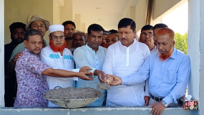 আলিয়ারপুর আজিজ মাধ্যমিক বিদ্যালয়ের জামে মসজিদের ছাদ ঢালাই কাজের শুভ উদ্বোধন
