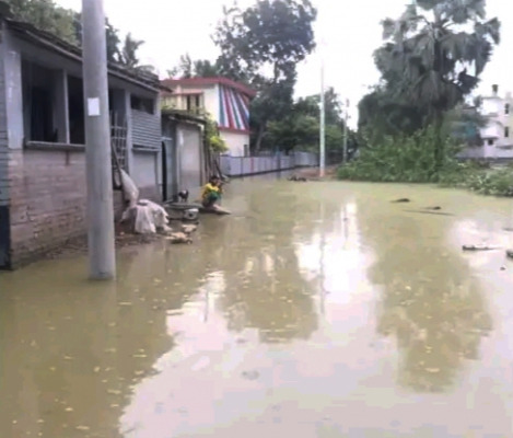 বিদ্যালয়ে জলাবদ্ধতা, দুর্ভোগে ছাত্রছাত্রীরা