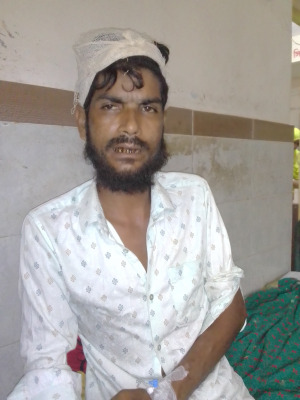 হরিণাকুণ্ডুতে সেবা দিতে এসে বখাটেদের হাতে আহত মেম্বার