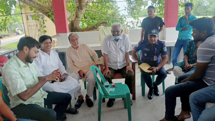 আলমডাঙ্গা বধ্যভূমি পরিদর্শনকালে এমপি সোলায়মান হক জোয়ার্দ্দার ছেলুন