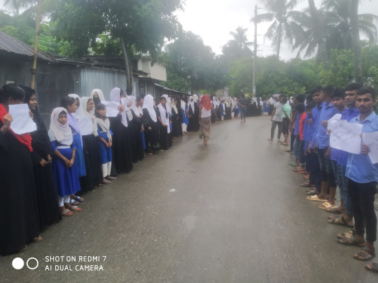 চুয়াডাঙ্গায় প্রধান শিক্ষক কর্তৃক মারধরের ঘটনায় শিক্ষকদের ক্লাস বর্জন ও শিক্ষার্থীদের মানববন্ধন