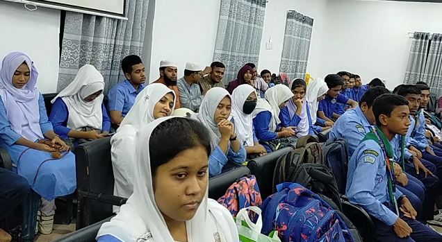 গাংনীতে পুরস্কার হাতে মলিন মুখে ফিরল শিক্ষার্থীরা!