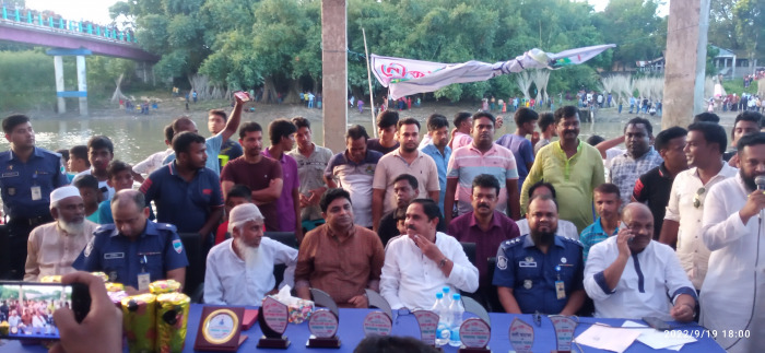 দর্শনার মাথাভাঙ্গা নদীতে ঐতিহ্যবাহী নৌকা বাইচ প্রতিযোগিতায় এমপি আলী আজগর টগর