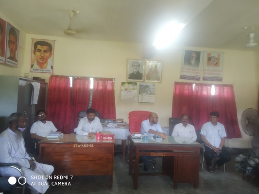 প্রধান শিক্ষককে অবরুদ্ধসহ শিক্ষার্থীদের সড়ক অবরোধ