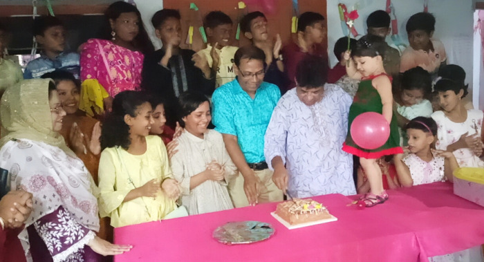 আলমডাঙ্গা কলেজিয়েট স্কুলের উপাধ্যক্ষ শামীম রেজার জন্মদিন পালন