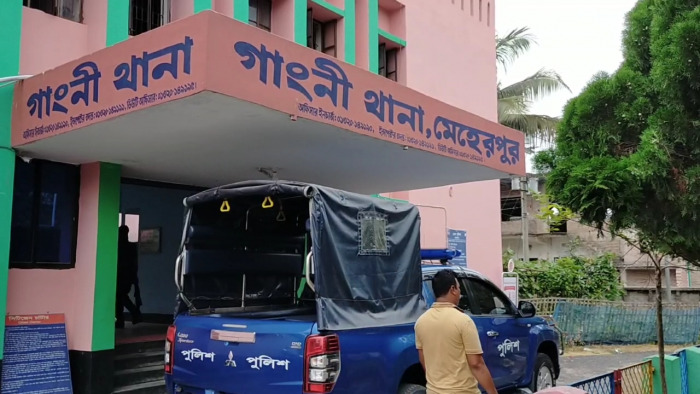 গাংনীতে সড়কে গাছ ফেলে গণডাকাতির ঘটনায় একজন আটক