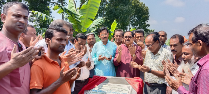 জীবননগরে ৪টি সড়কের উন্নয়নকাজের উদ্বোধনকালে এমপি টগর