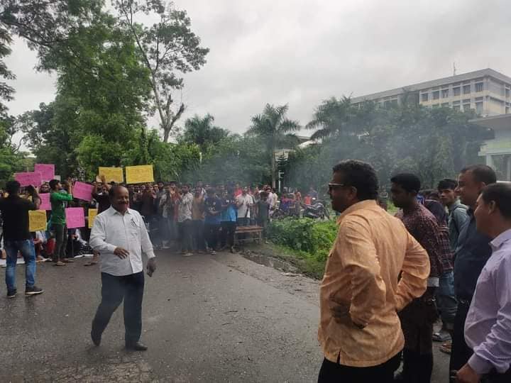 ঝিনাইদহে ভেটেরিনারি কলেজে ডিভিএম ডিগ্রির দাবিতে