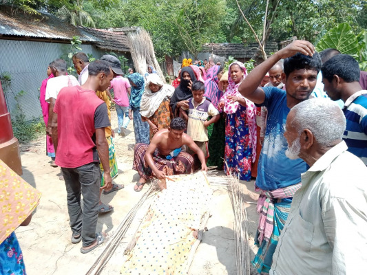 বাসচালকের ভুলে প্রাণ গেল ভ্যান চালকের!