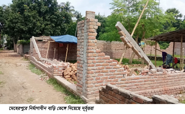 রাতের আধারে নিমার্ণাধীণ বাড়ি ভেঙ্গে গুড়িয়ে দিয়েছে দুর্বৃত্তরা