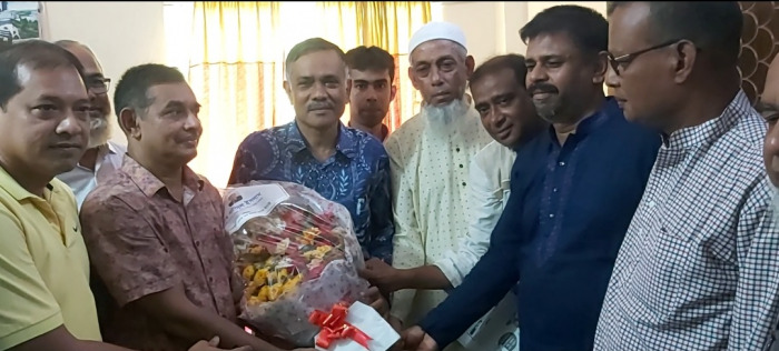 জাতীয় নিরাপত্তা সেলের প্রধান নির্বাহী কর্মকর্তা হওয়ায় মীর শহীদুল ইসলামকে ফুলেল শুভেচ্ছা