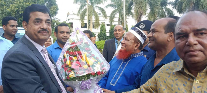 বিচারপতি মোস্তাফিজুর রহমানকে ফুলেল শুভেচ্ছা জানালো চুয়াডাঙ্গা জেলা আইনজীবী সমিতি