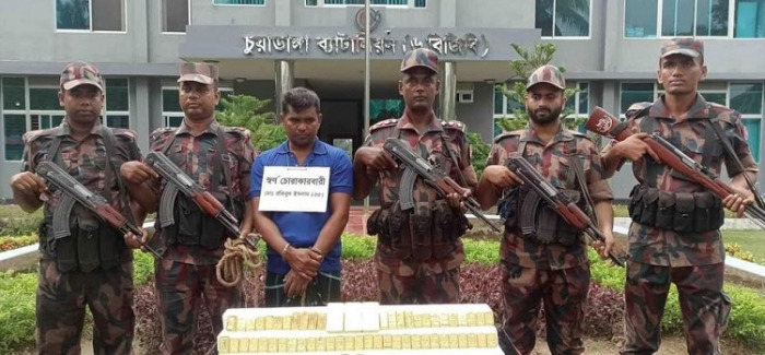 দামুড়হুদার বারাদী সীমান্তে প্রায় ১০ কেজি স্বর্ণের ৫৮টি বারসহ যুবক আটক