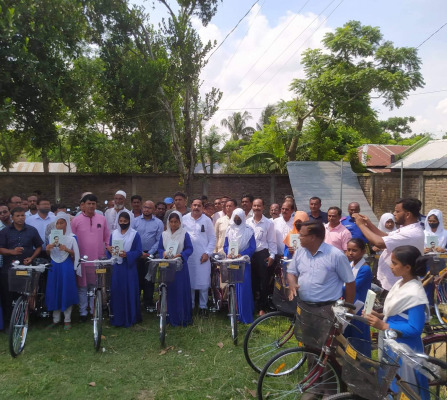 গড়াইটুপিতে স্কুলছাত্রীদের মাঝে বাইসাইকেল বিতরণকালে এমপি আলী আজগর টগর