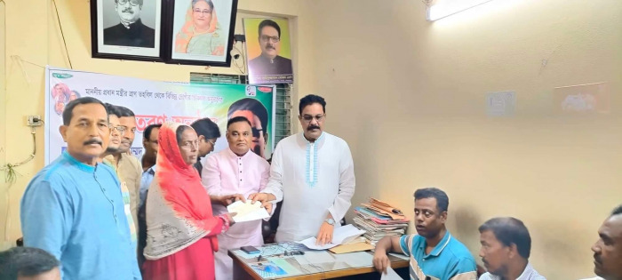 গাংনীতে প্রধানমন্ত্রীর ত্রাণ তহবিল থেকে আর্থিক অনুদানের চেক বিতরণ