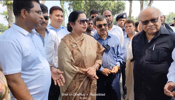 দর্শনা কেরু মিলজোন এলাকার মডেল প্রকল্প পরিদর্শনকালে শিল্প সচিব জাকিয়া সুলতানা
