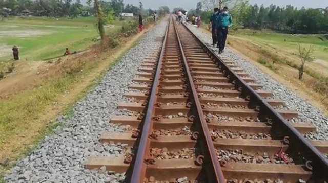 চুয়াডাঙ্গায় ট্রেনে কেটে রিকশা-চালকের মৃত্যু
