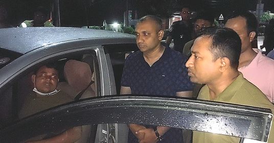 চুয়াডাঙ্গা সদর থানার ওসি মাহাব্বুর রহমানের নেতৃত্বে স্বর্ণের বার ও প্রাইভেটকারসহ দুজন আটক