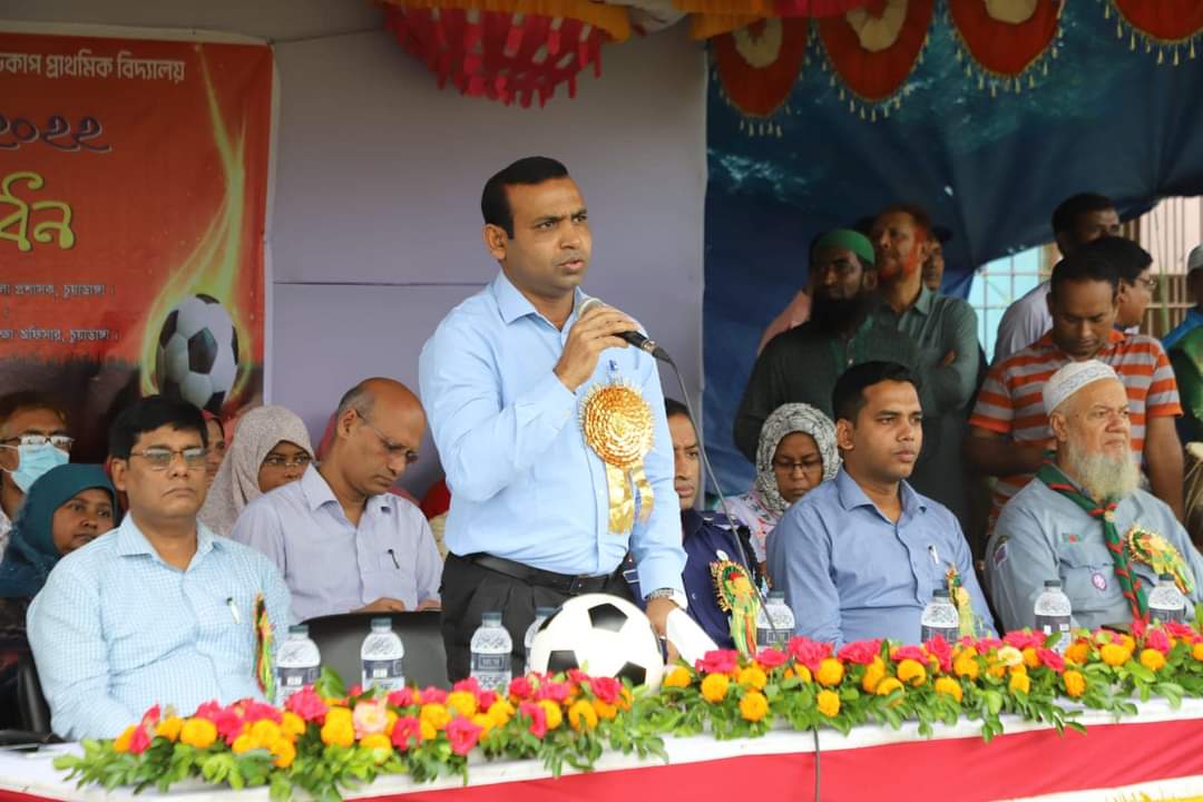 বঙ্গবন্ধু ও বঙ্গমাতা প্রাথমিক বিদ্যালয় ফুটবল টুর্নামেন্টের উদ্বোধনকালে ডিসি আমিনুল ইসলাম