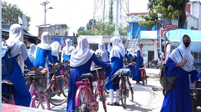 নারী শিক্ষার্থীদের নিরাপদ বাহন এখন বাইসাইকেল