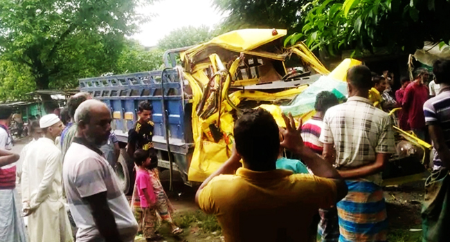 চুয়াডাঙ্গায় নিয়ন্ত্রণ হারিয়ে ট্রাকচালকের মৃত্যু