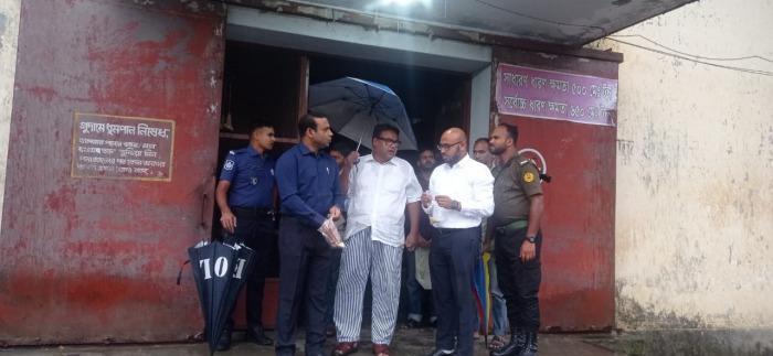 চুয়াডাঙ্গায় আকস্মিক সরকারি খাদ্যগুদাম পরিদর্শন করলেন ডিসি ও ইউএনও