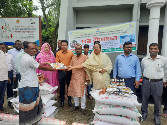 জীবননগরে বিনামূল্যে সার-বীজ বিতরণ করলেন ইউএনও