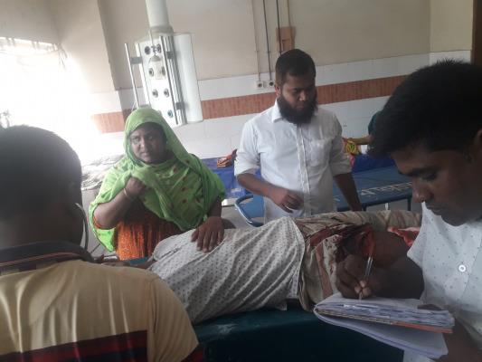 পাওয়া টাকা চাওয়ায় ইজিবাইক চালককে কুপিয়ে জখম