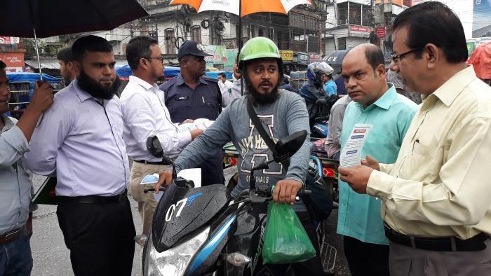 জাতীয় নিরাপদ সড়ক দিবস উপলক্ষে চুয়াডাঙ্গায় রোডশো ও লিফলেট বিতরণ