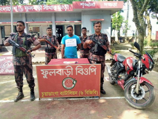 কুড়ুলগাছি সীমান্তে ২৬২ পিস ইয়াবাসহ পাচারকারী আটক