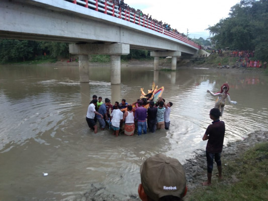 সারাদেশের ন্যায় চুয়াডাঙ্গার বিভিন্ন স্থানে সংসারের সমৃদ্ধি কামনায় হিন্দু নারীদের সিঁদুর খেলা